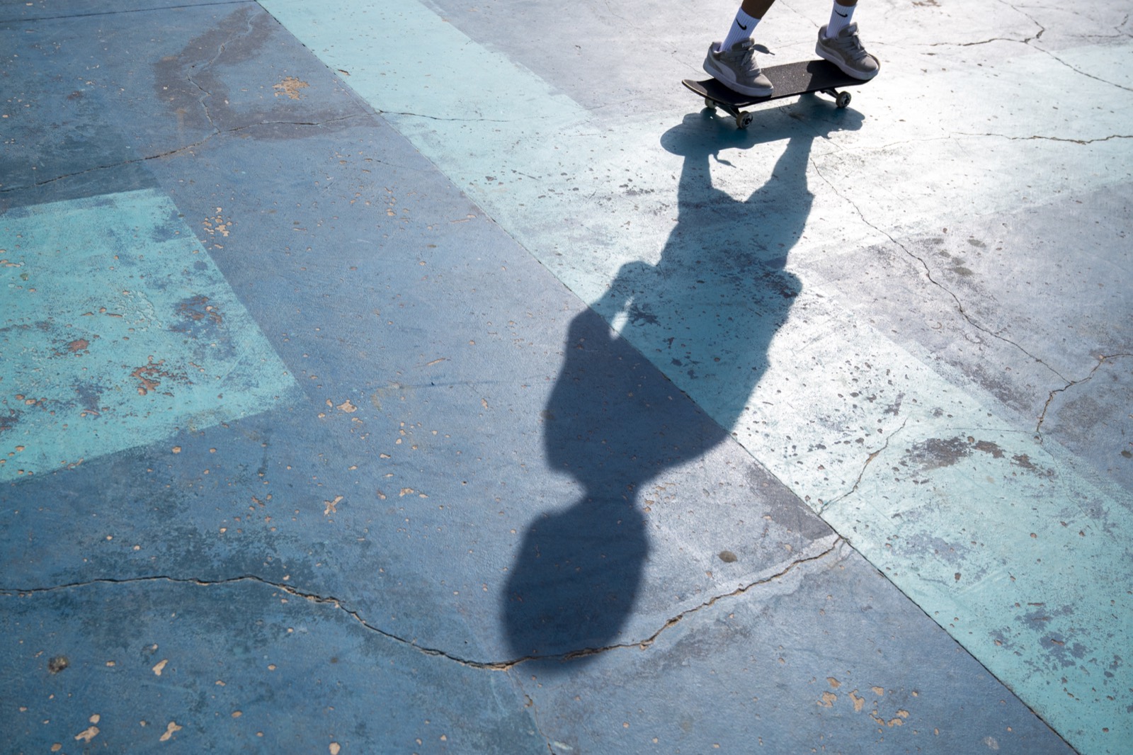 Sombra de un skater proyectada sobre el suelo
