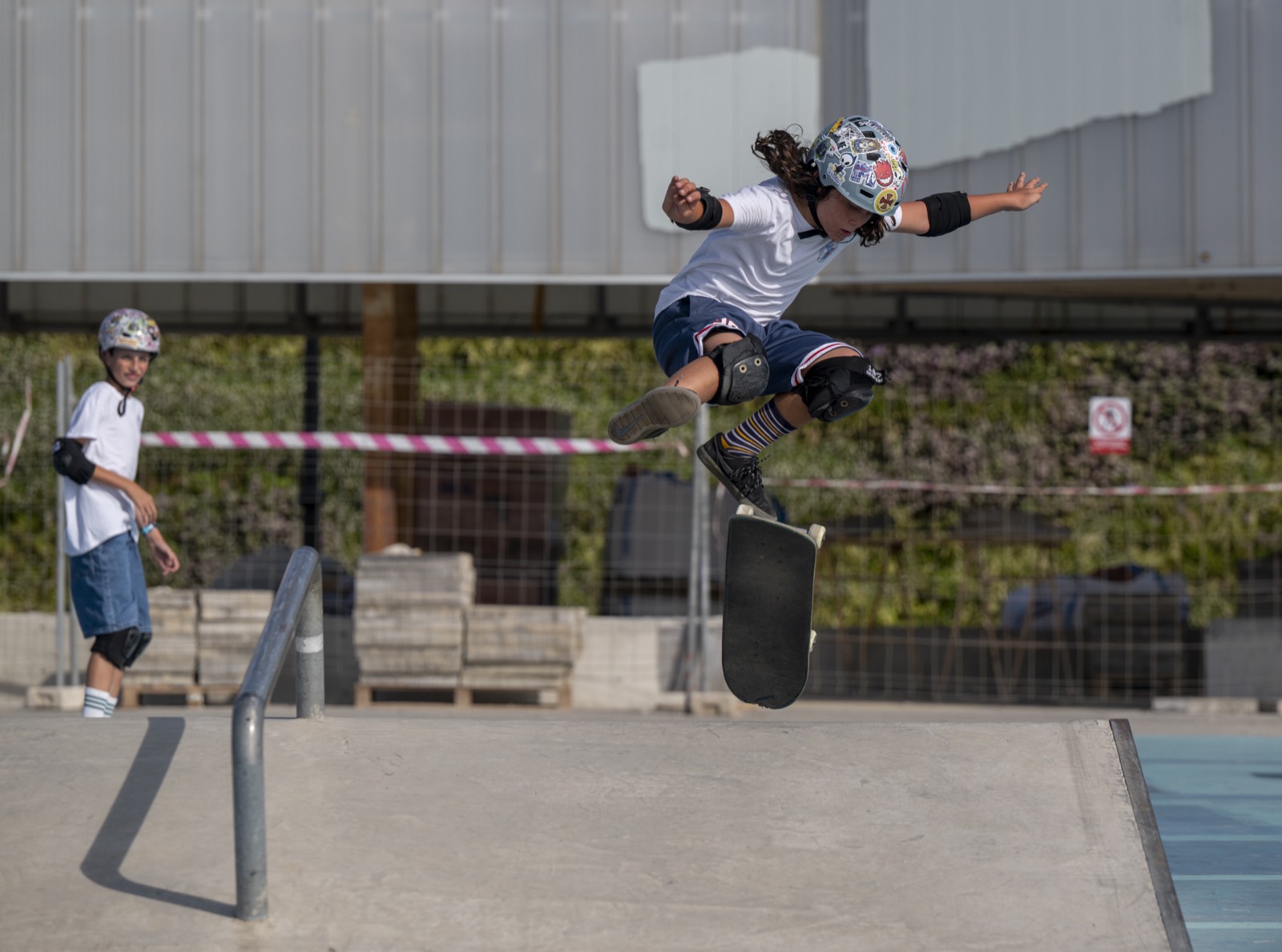 Salto de skate en pleno vuelo