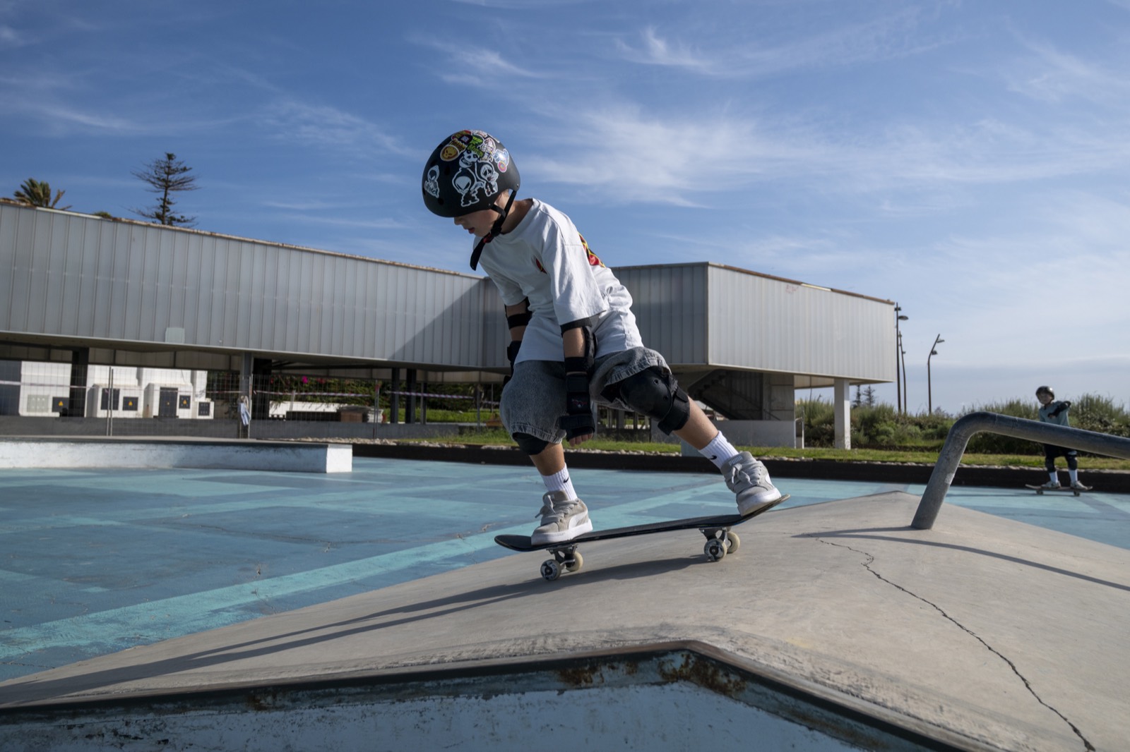 Peque patinando con el cielo despejado de fondo