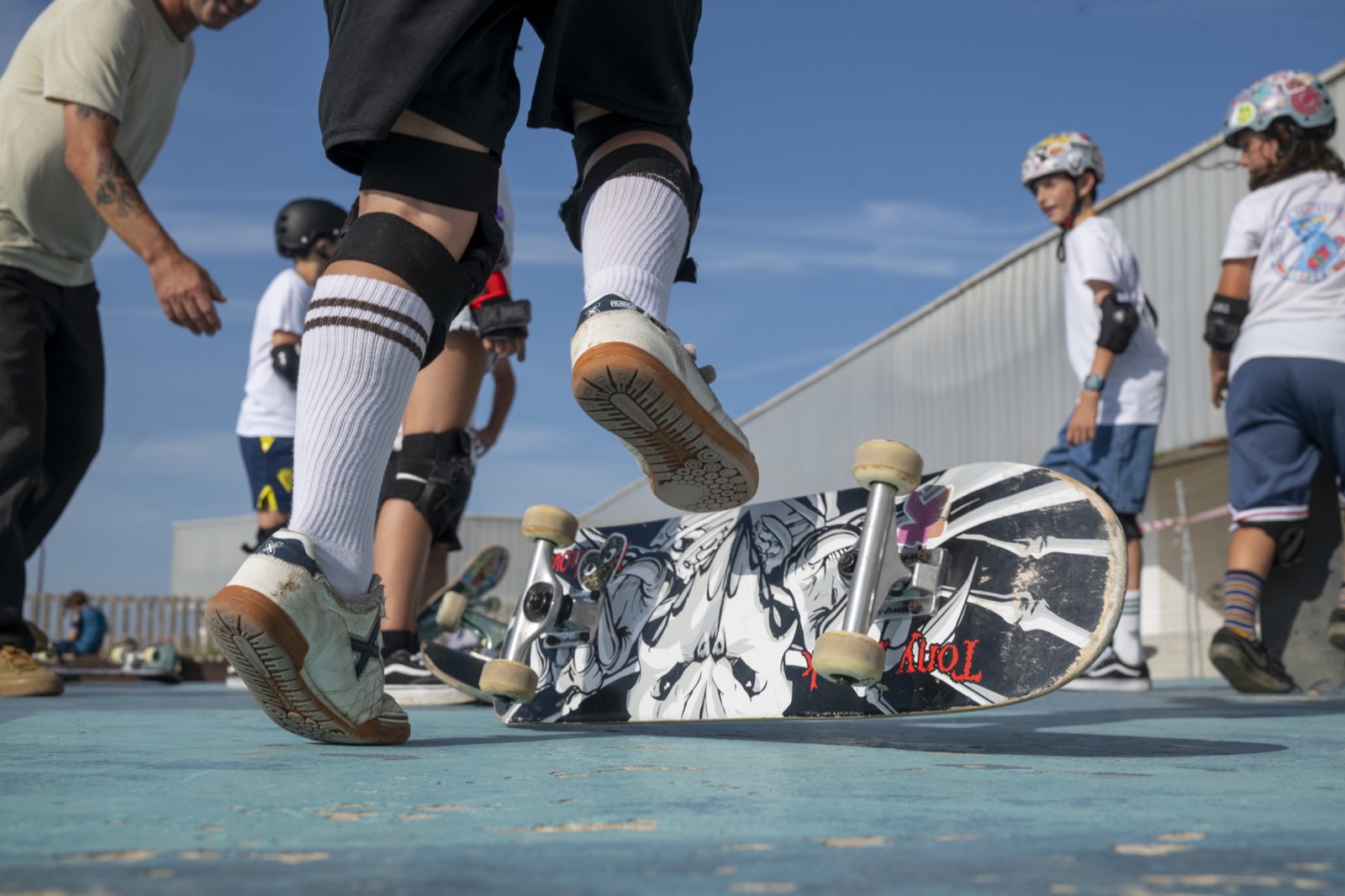 Varios peques saltando con sus tablas