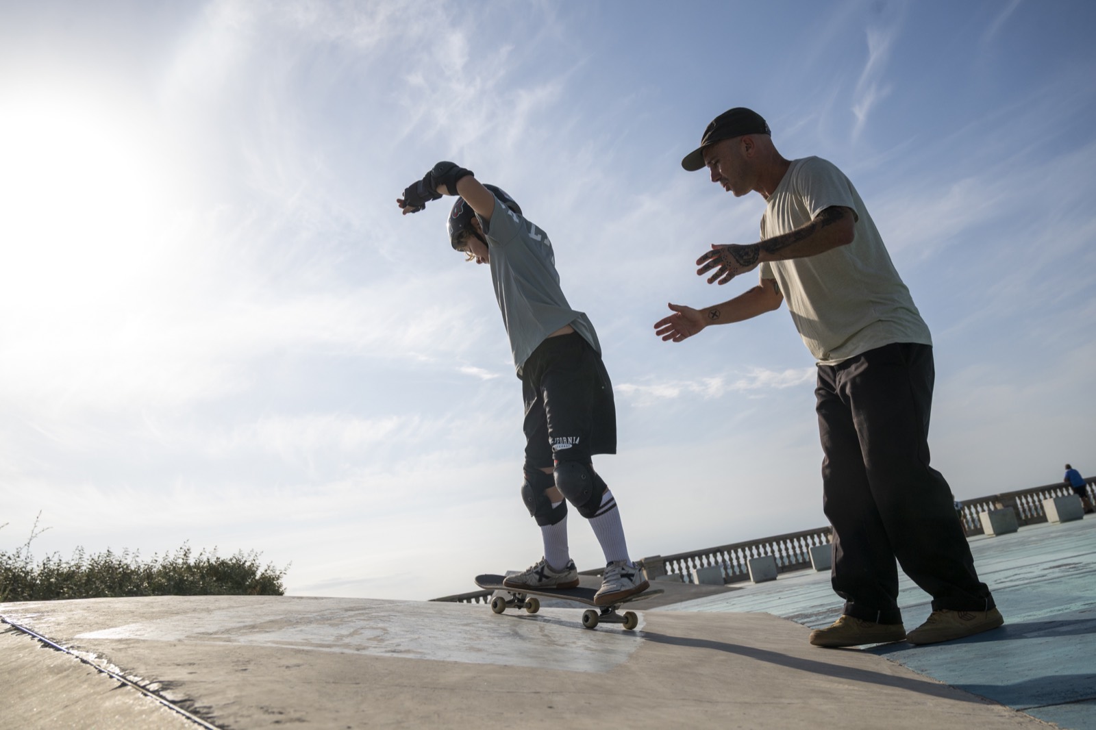 Silueta de un skater entrando en la rampa contra el cielo