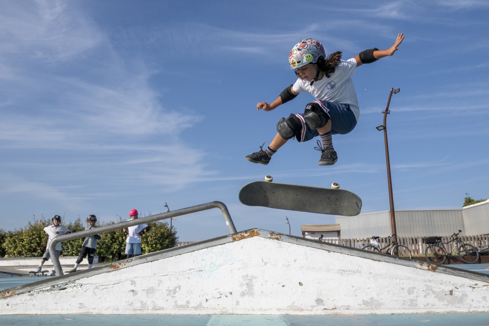 Truco de skate por los aires sobre el skatepark
