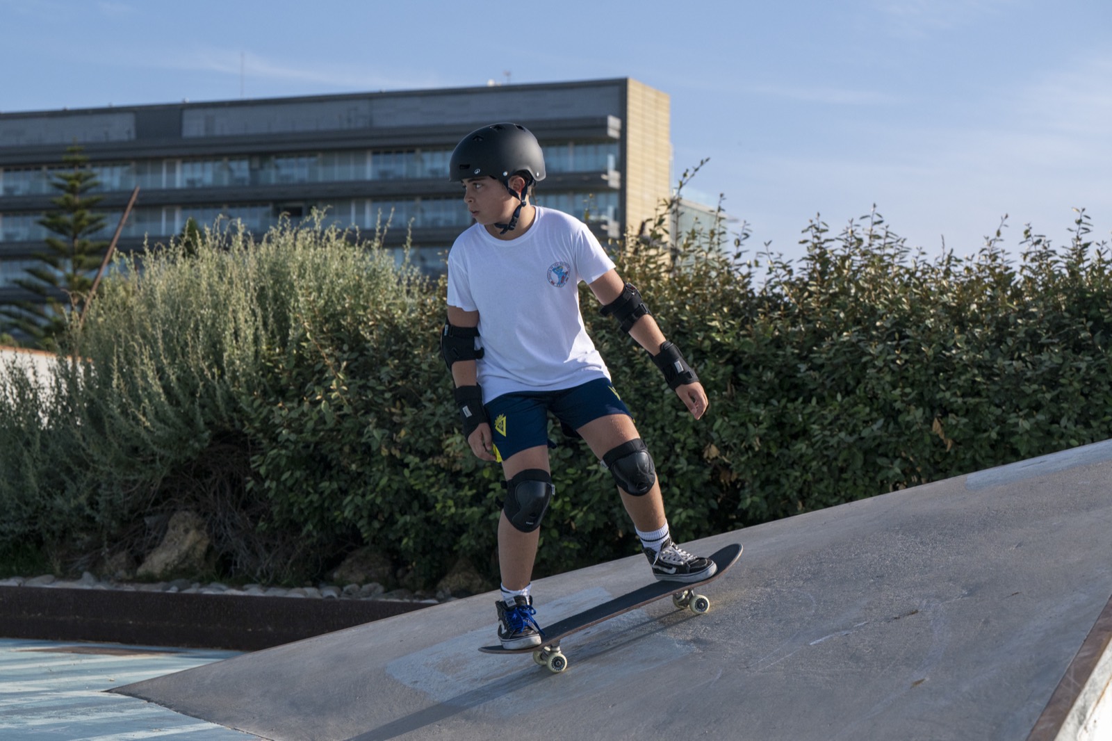 Peque patinando con las protecciones puestas