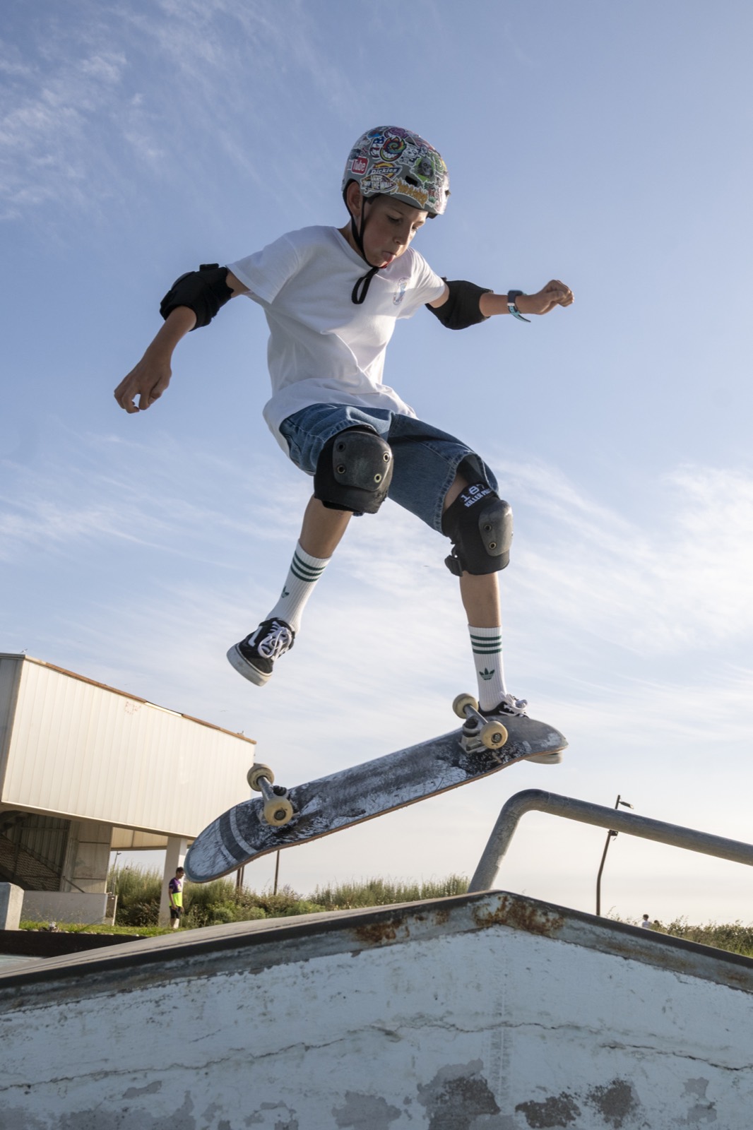 Ollie recortado contra el cielo