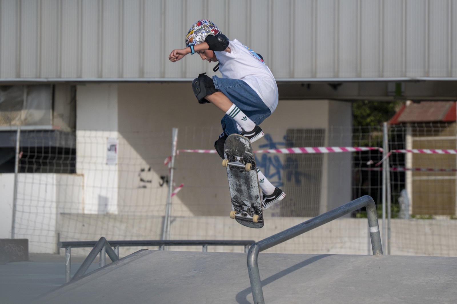 Truco sobre el borde del skatepark