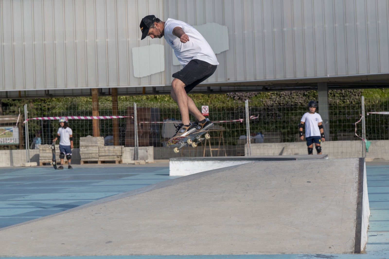Salto de skate contra el cielo