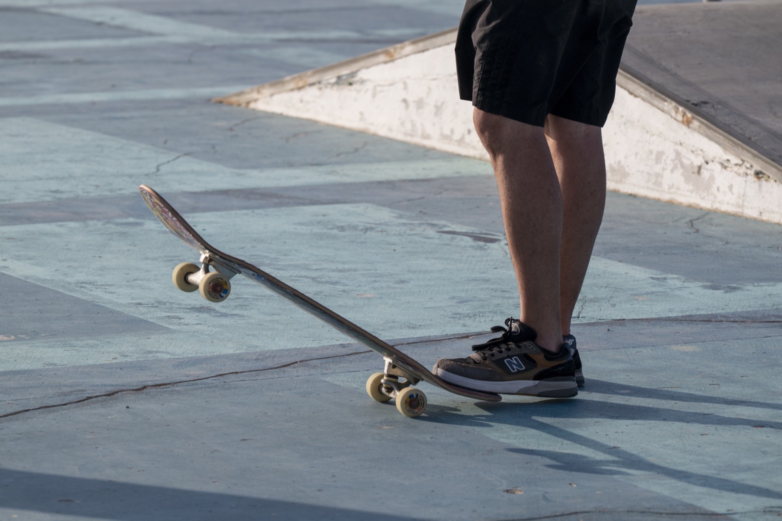 Detalle de dos tablas y los pies sobre el suelo