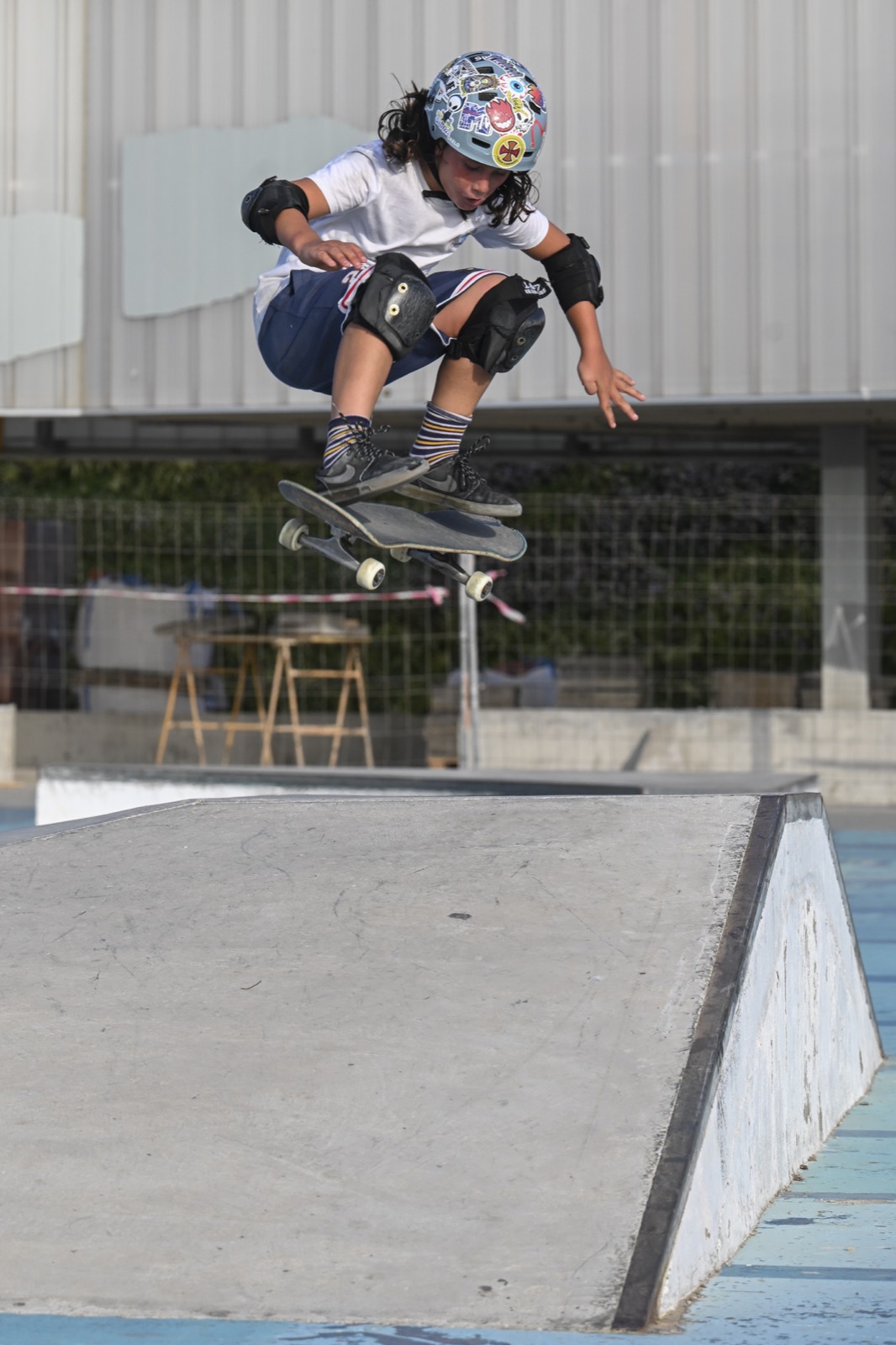 Ollie sobre un cajón del skatepark
