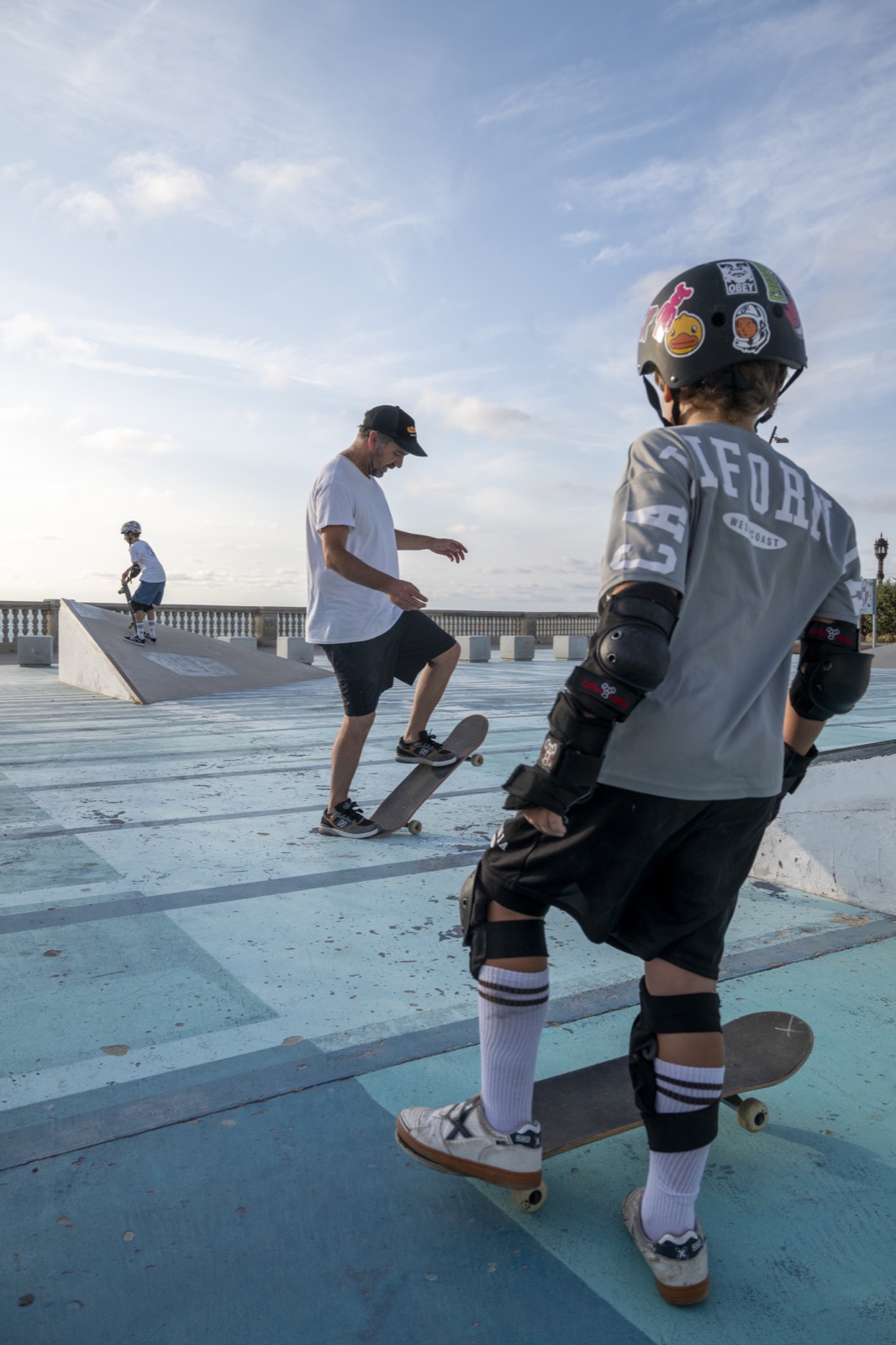 Peque patinando con el peto del club